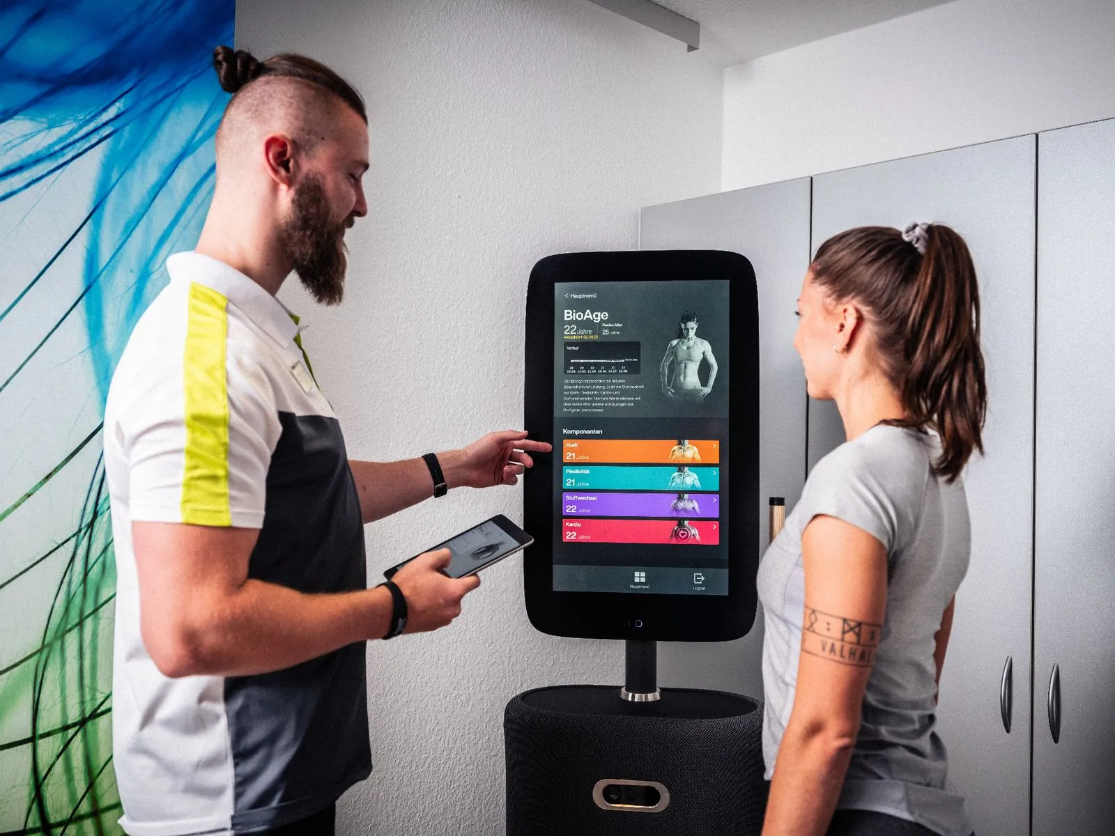 Trainer erklärt die BioAge-Auswertung am Terminal im Fitness-Point